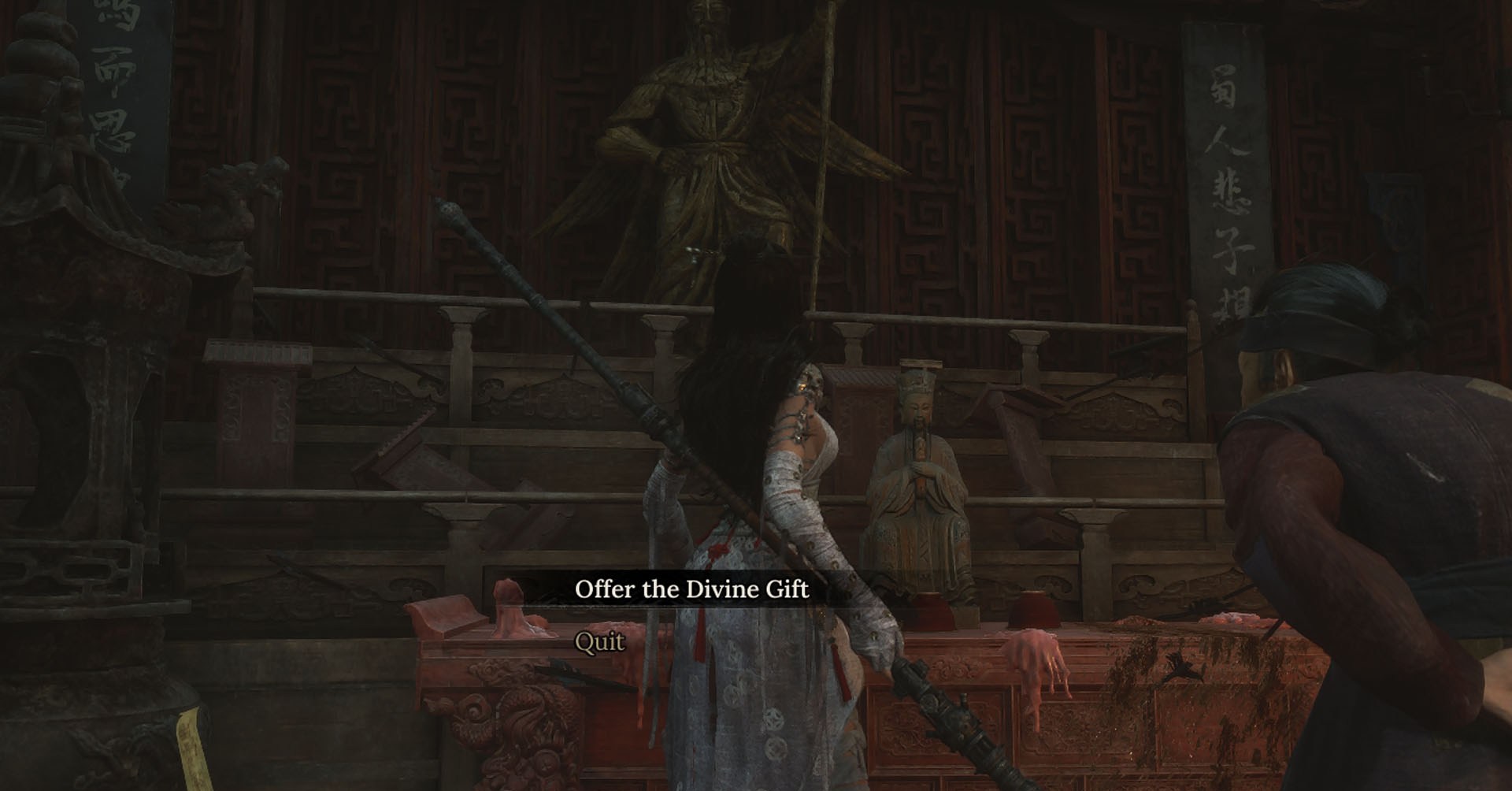 Uma captura de tela de penas de Wuchang: caída mostrando o personagem principal interagindo com uma estátua. Você pode ver um menu dando ao jogador a opção de oferecer o presente divino à estátua. Há uma velha senhora ao lado do personagem principal. Uma captura de tela de penas de Wuchang: caída mostrando o personagem principal interagindo com uma estátua. Você pode ver um menu dando ao jogador a opção de oferecer o presente divino à estátua. Há uma velha senhora ao lado do personagem principal.