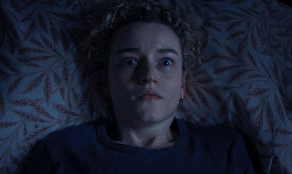 Julia Garner em armas