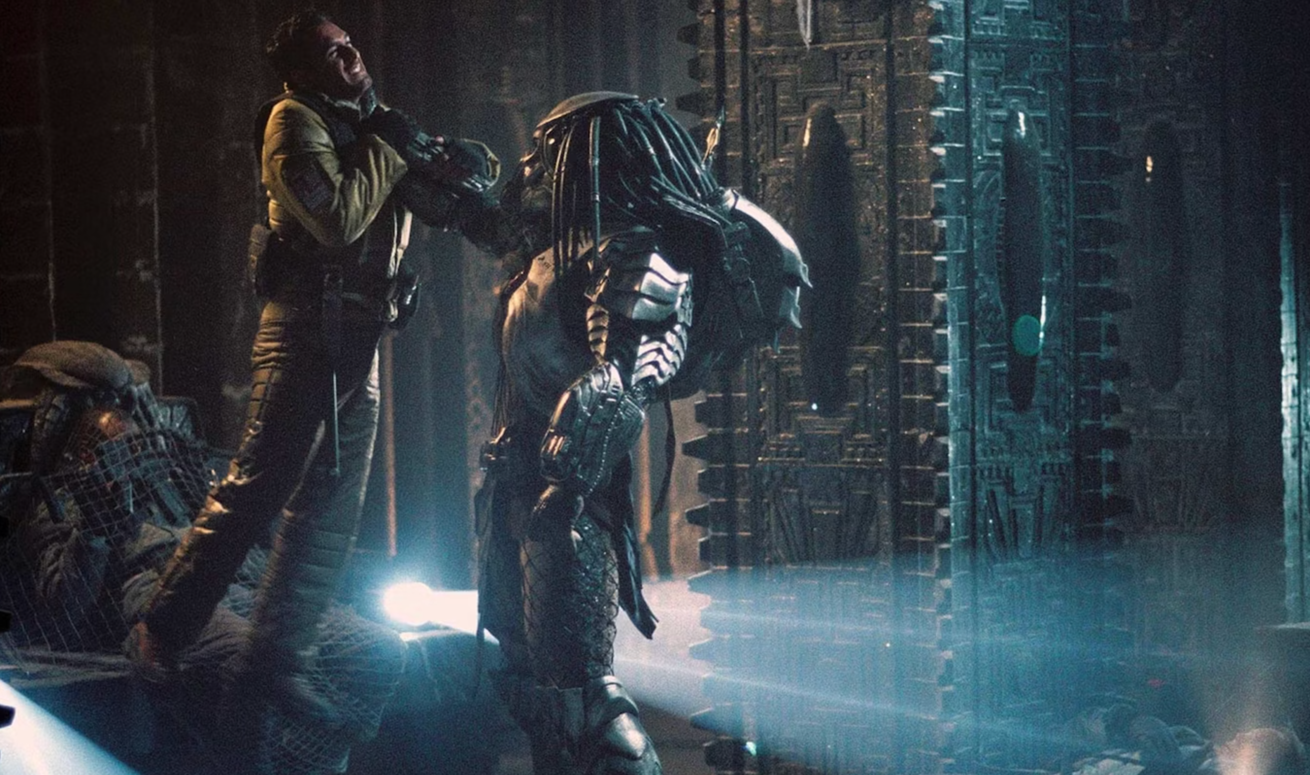 Um Predator ataca um soldado humano indefeso em Alien vs. Predator