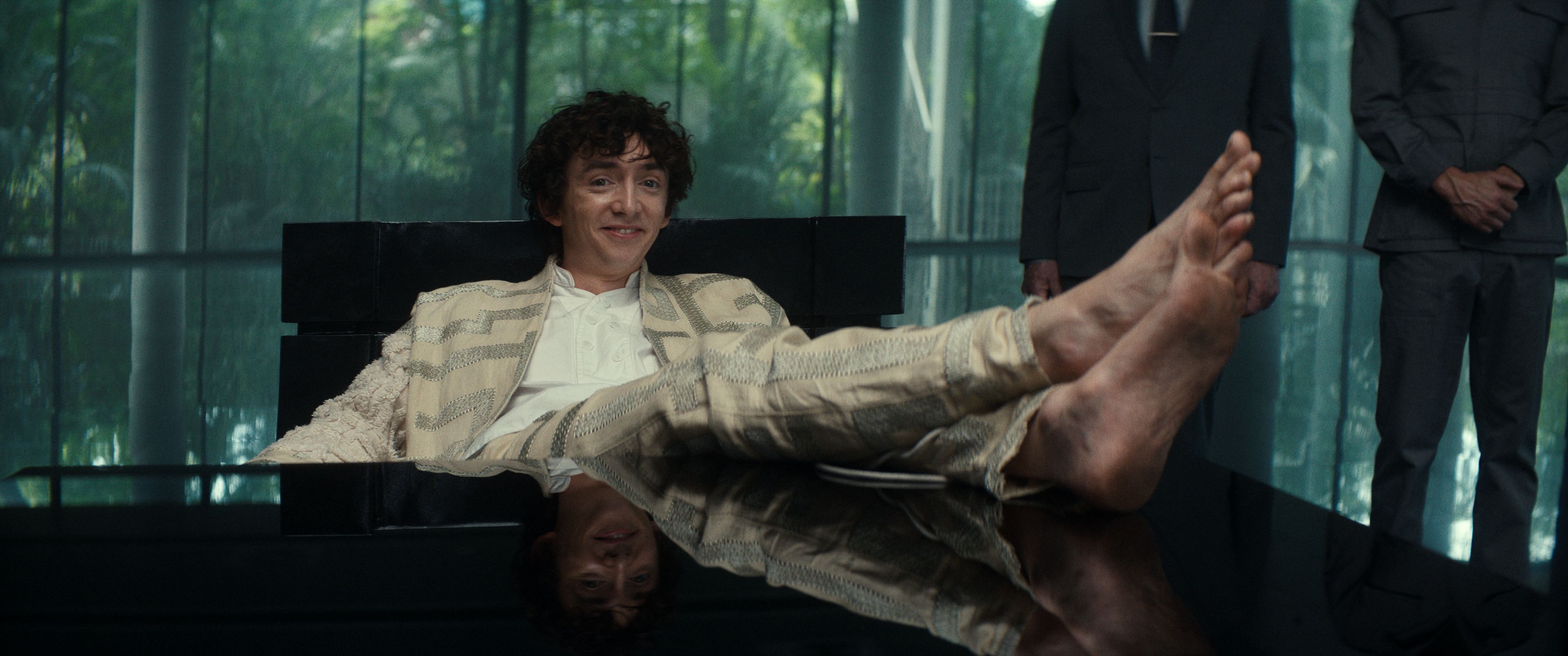 "Trilionário mais jovem de todos os tempos" Samuel Blenkin (garoto Kavalier) posa em um escritório com seus pés sujos e descalços em uma mesa em Alien: Terra.