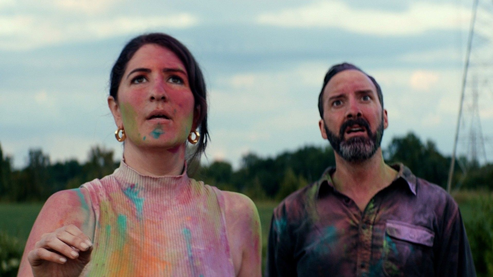 Tony Hale e D'Arcy Carden estão cobertos de tinta colorida estranha, enquanto contrariam um monstro fora da tela criado a partir do desenho de uma criança em uma cena do Sketch.