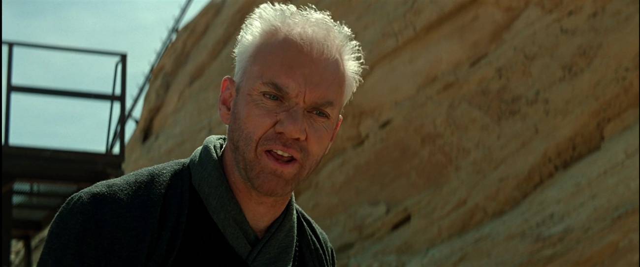 Malcolm McDowell com cabelos brancos em gerações de Star Trek