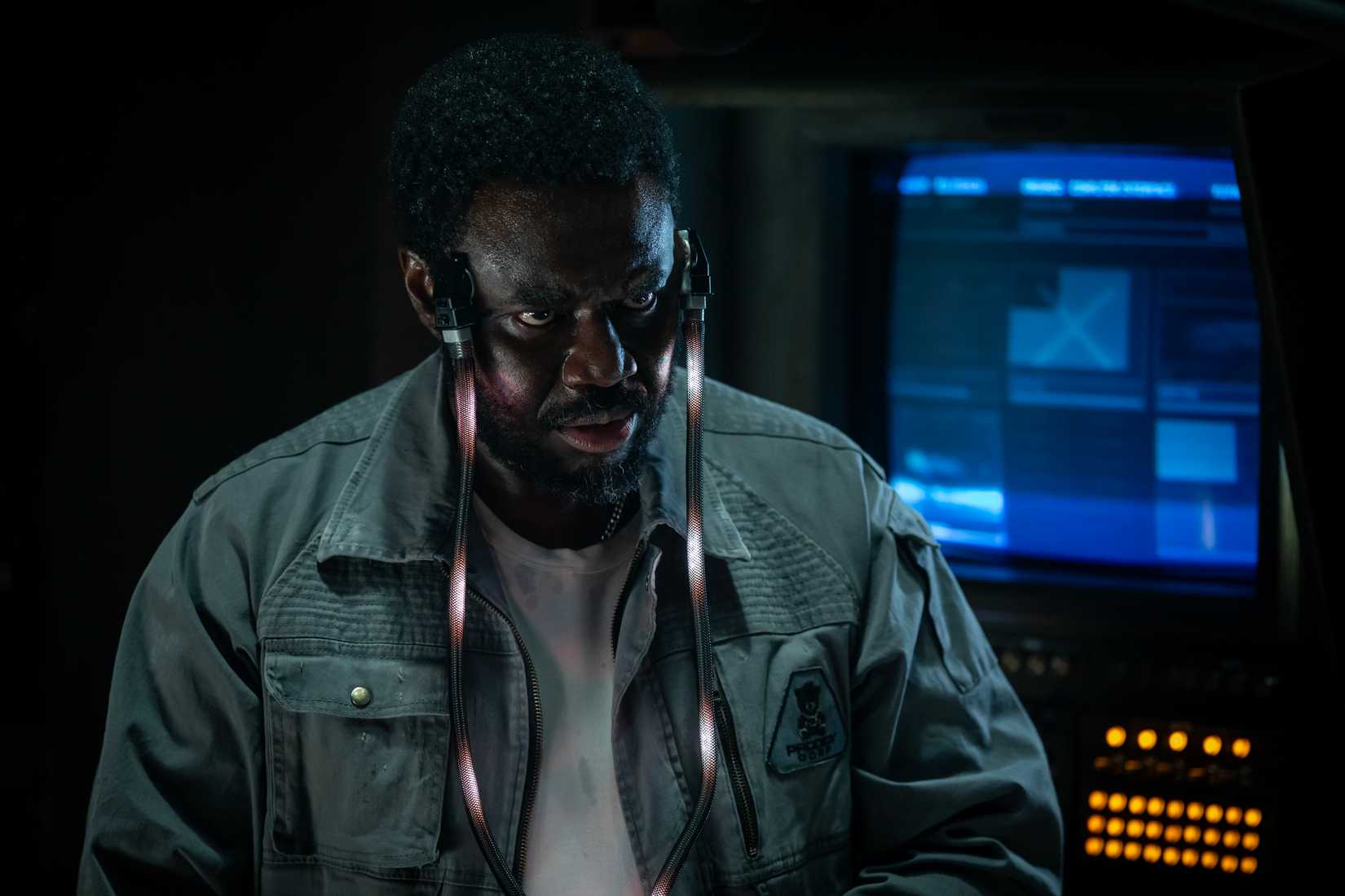 Morrow the Cyborg carrega suas memórias para um computador em Alien: Terra