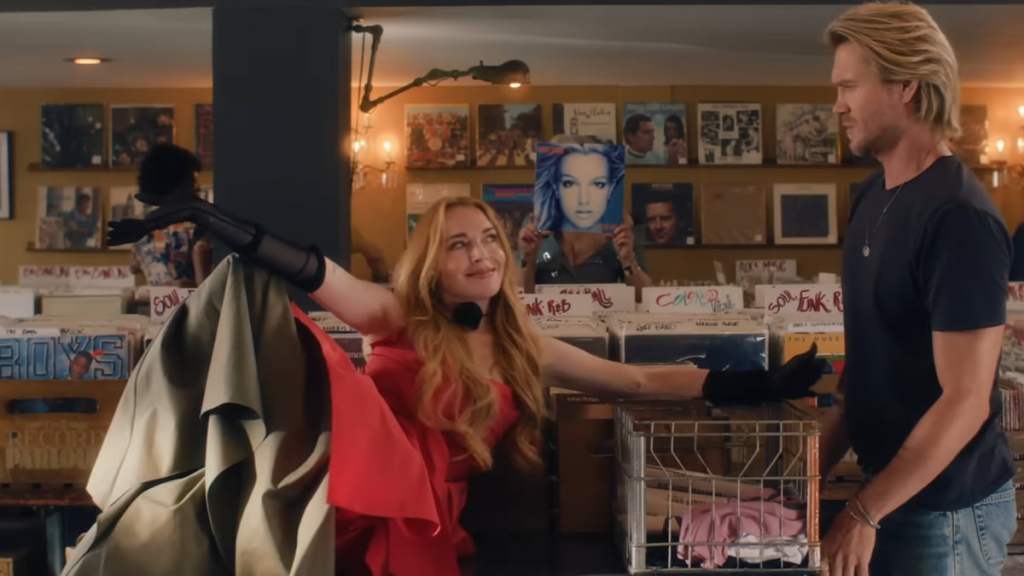 Anna posando em uma mesa em uma loja de discos de seu ex Jake em Freakier Friday