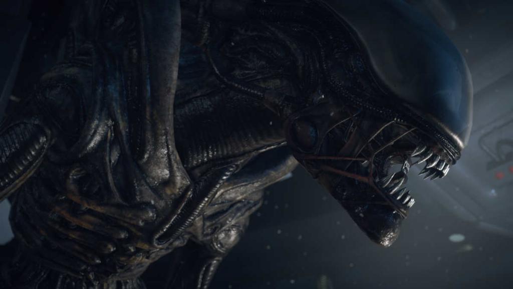O xenomorfo com as mandíbulas abertas em Alien: Isolation.