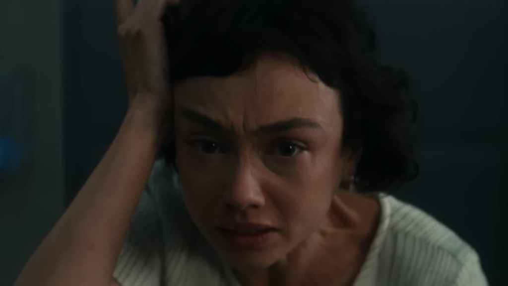 Wendy de Alien: Terra segurando a mão na cabeça em angústia.