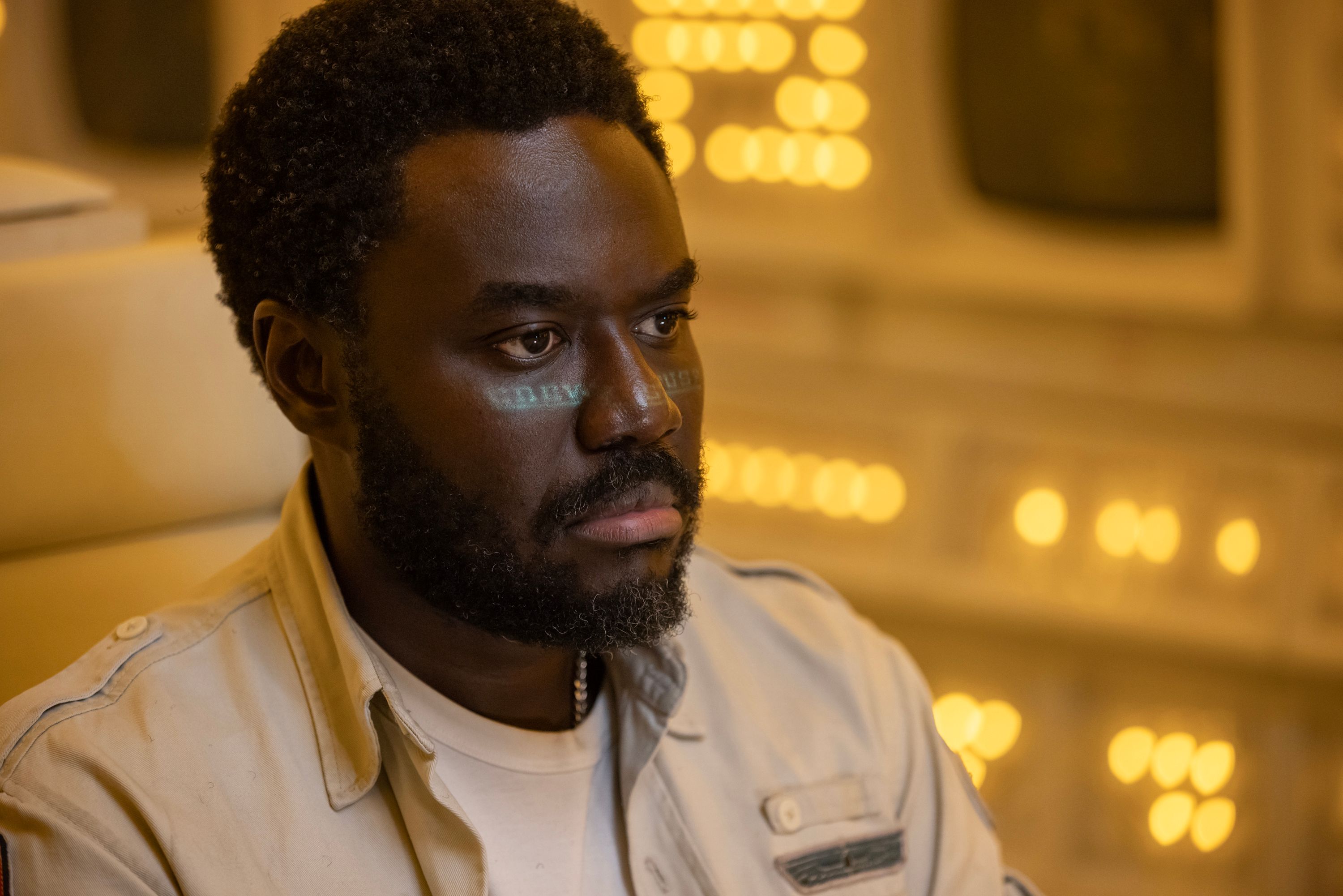Babou Ceesay retrata o personagem Cyborg Morrow em Alien: Terra.