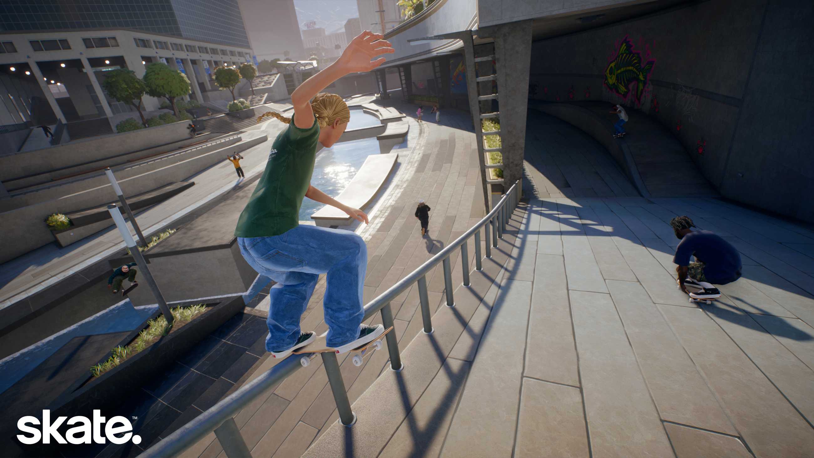 Um skatista tritura em um trilho no skate.
