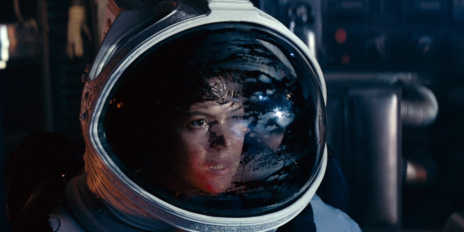 Sigourney Weaver olhando através de um capacete espacial com uma mistura de medo e reverência em Alien (1979).