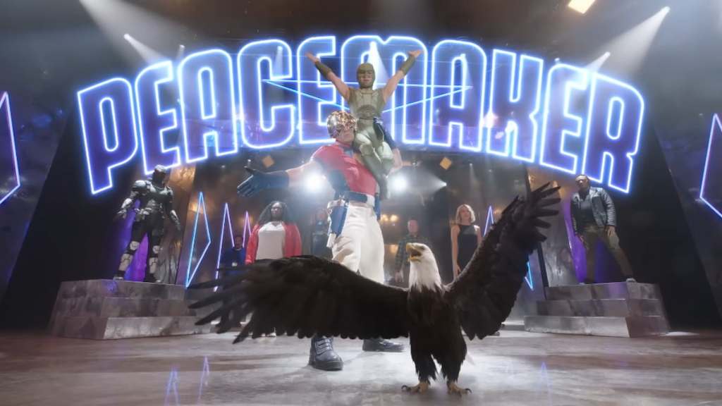 Os créditos de abertura do pacificador com Eagly segurando suas asas, posando de pacificador e o resto do grupo ao seu redor