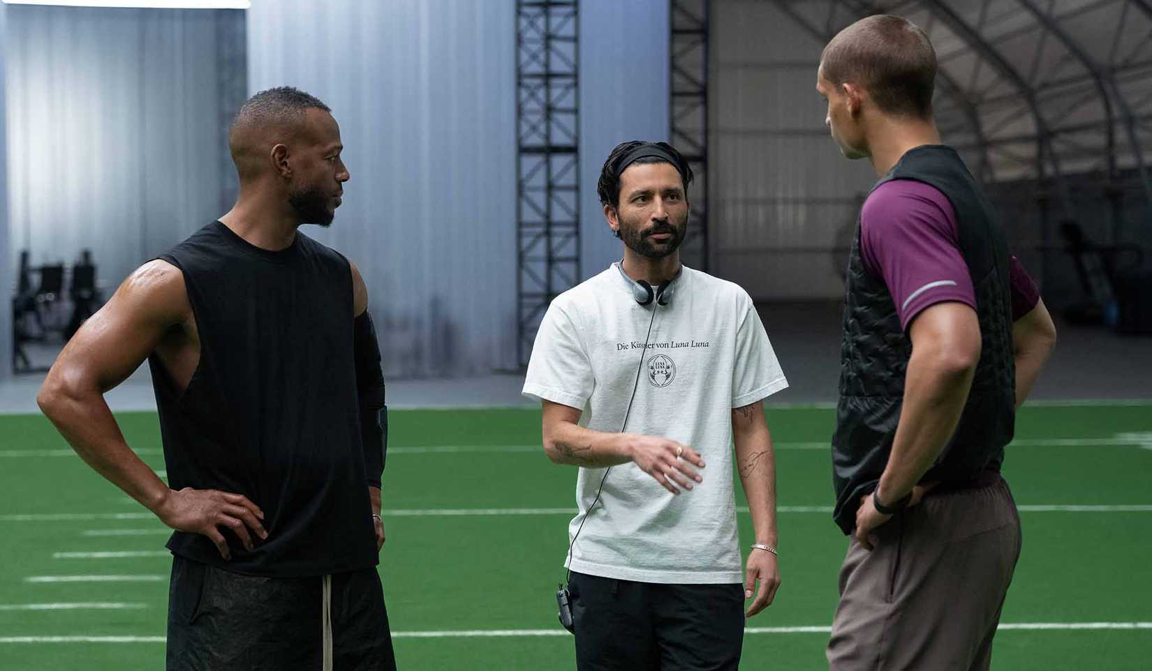 O diretor Justin Tipping fala com os atores Tyriq Withers e Marlon Wayans no set dele