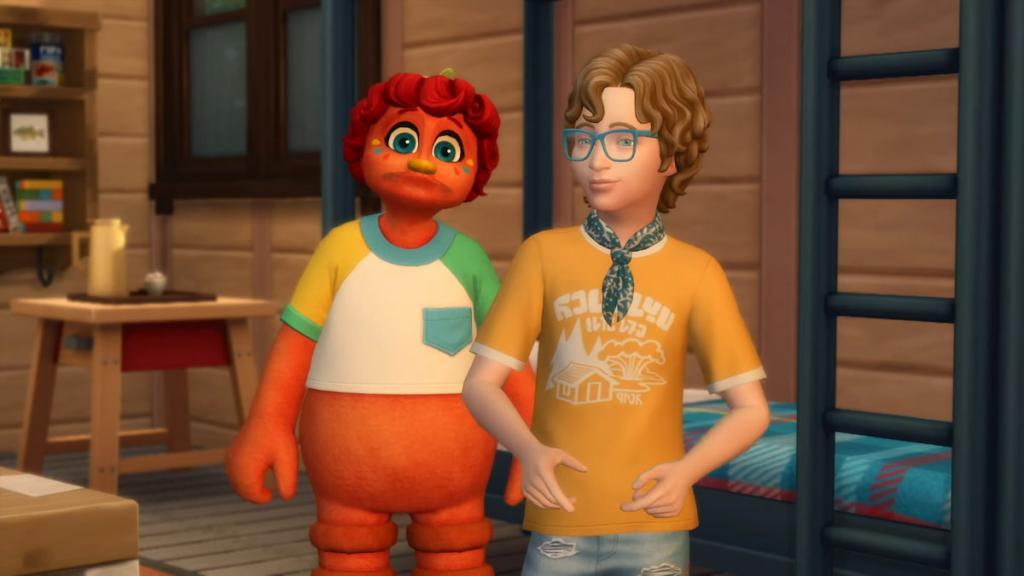 Um simulador infantil com cabelo loiro e uma camisa amarela em pé ao lado de um amigo imaginário laranja no The Sims 4