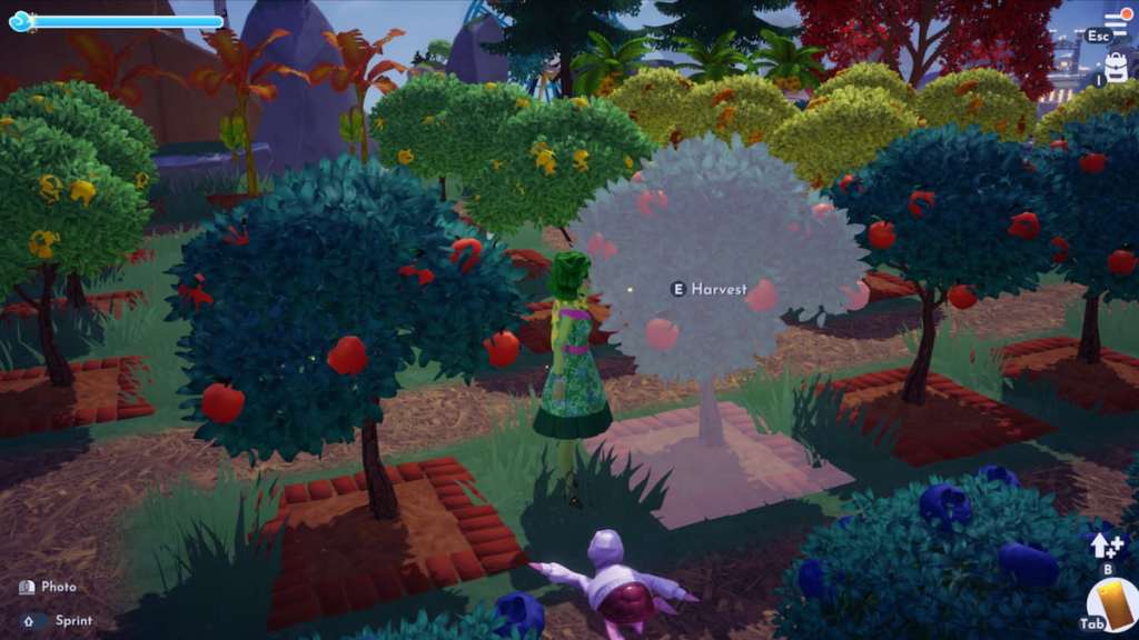 Um jogador vestido como desgosto de dentro para fora, escolhendo uma maçã em um pomar de frutas no Disney Dreamlight Valley