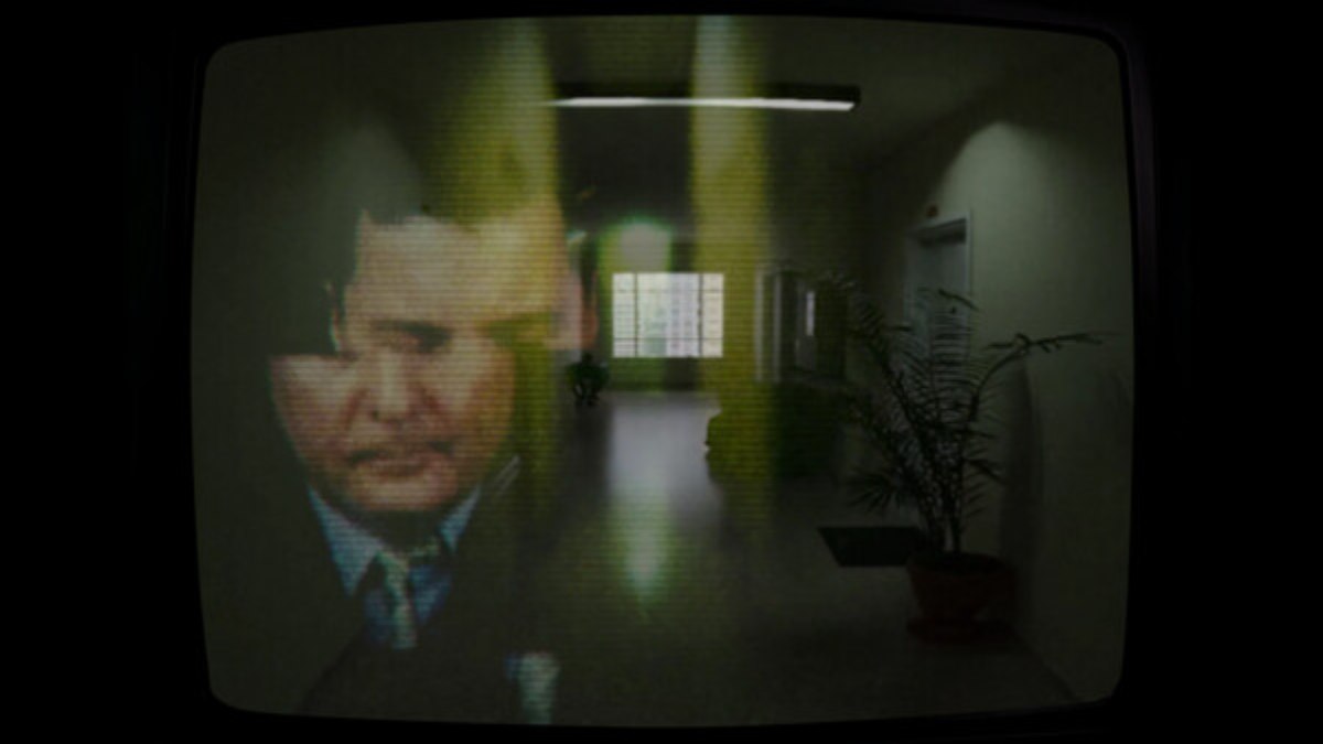 Tiro distorcido do rosto de um homem em cima de um corredor espacial liminar