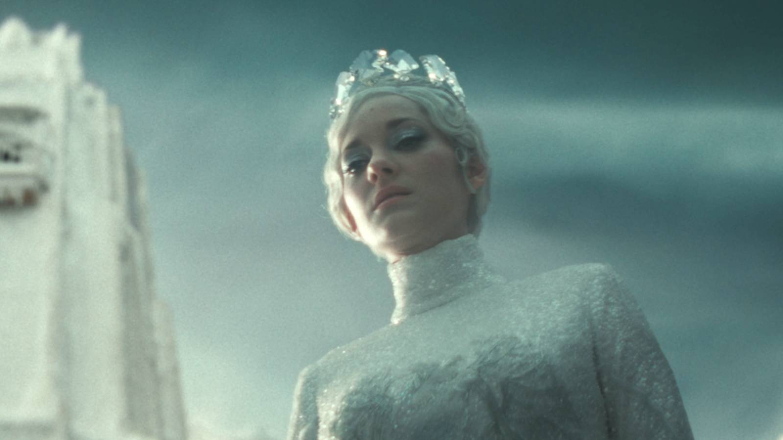 Marion Cotillard como a rainha da neve na torre de gelo 