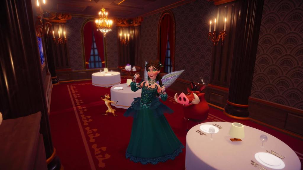 Um jogador em um vestido verde escuro com asas de fada esperando mesas em Chez Remy com Timon e Pumbaa no Disney Dreamlight Valley