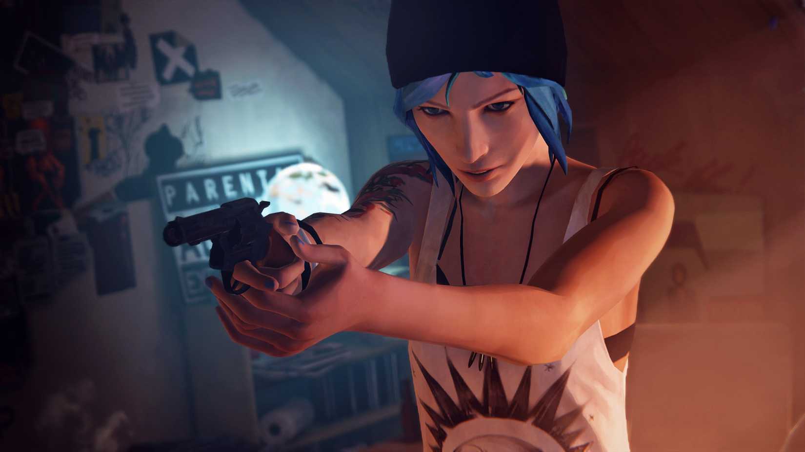 A imagem da vida é estranha 2015. Chloe, usando um gorro, segura uma arma e finge atirar.