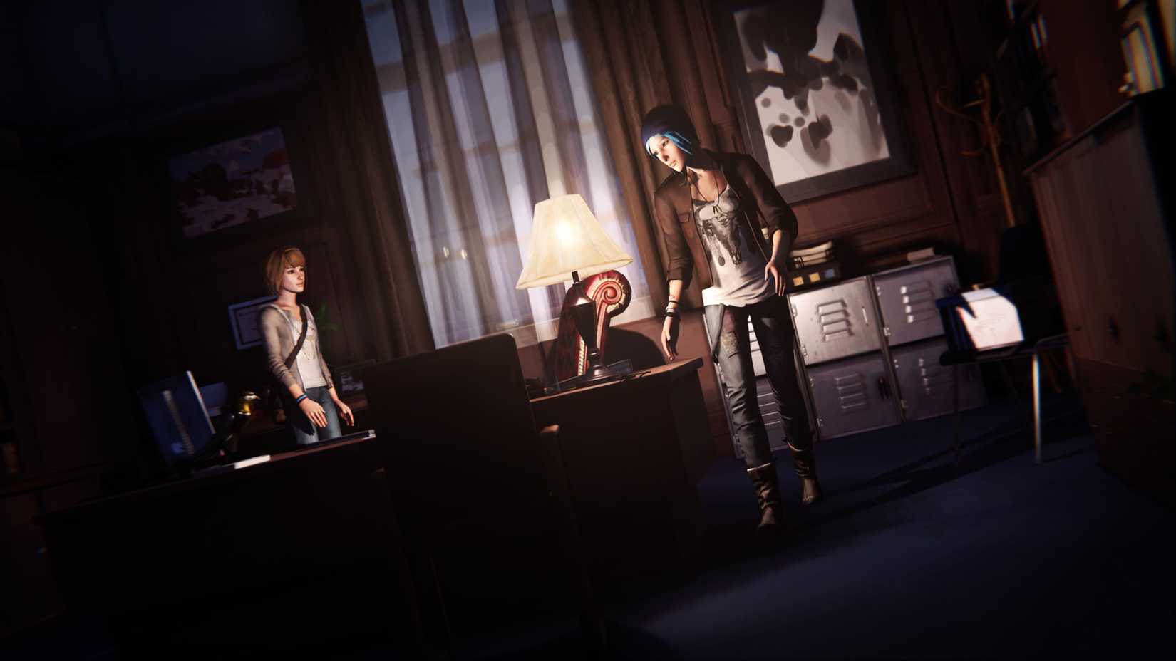 Uma imagem da vida de 2015 é estranha. Max e Chloe estão no escritório do diretor, no escuro, vasculhando sua mesa.