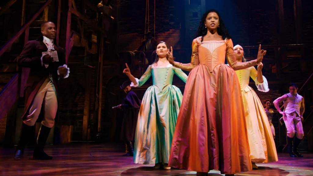As irmãs Schuyler dançando ao lado de Aaron Burr em Hamilton