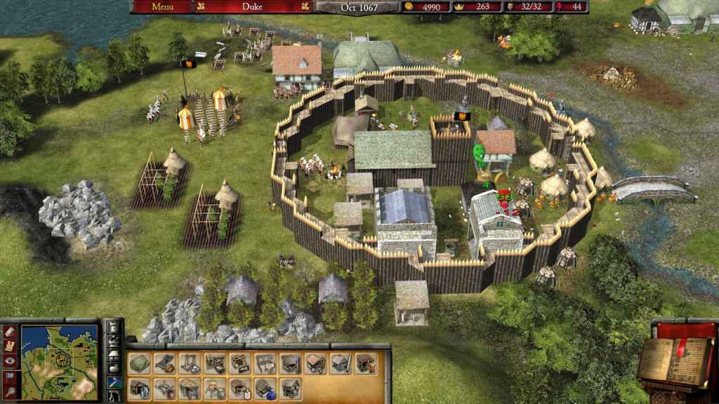 Um assentamento medieval em Stronghold 2 com muralhas de madeira, fazendas e outros edifícios.