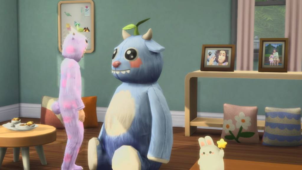 Um sim infantil em um macacão monstro olhando para um monstro luxuoso em uma sala com algumas fotos em uma mesa no Sims 4