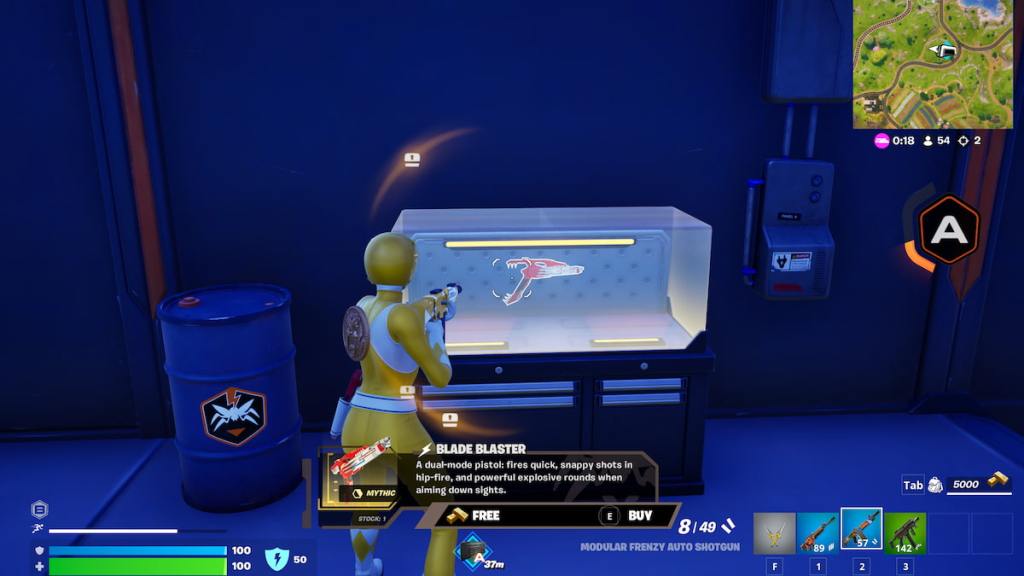 Ranger amarelo olhando para o estojo com Blade Blaster nele em Fortnite