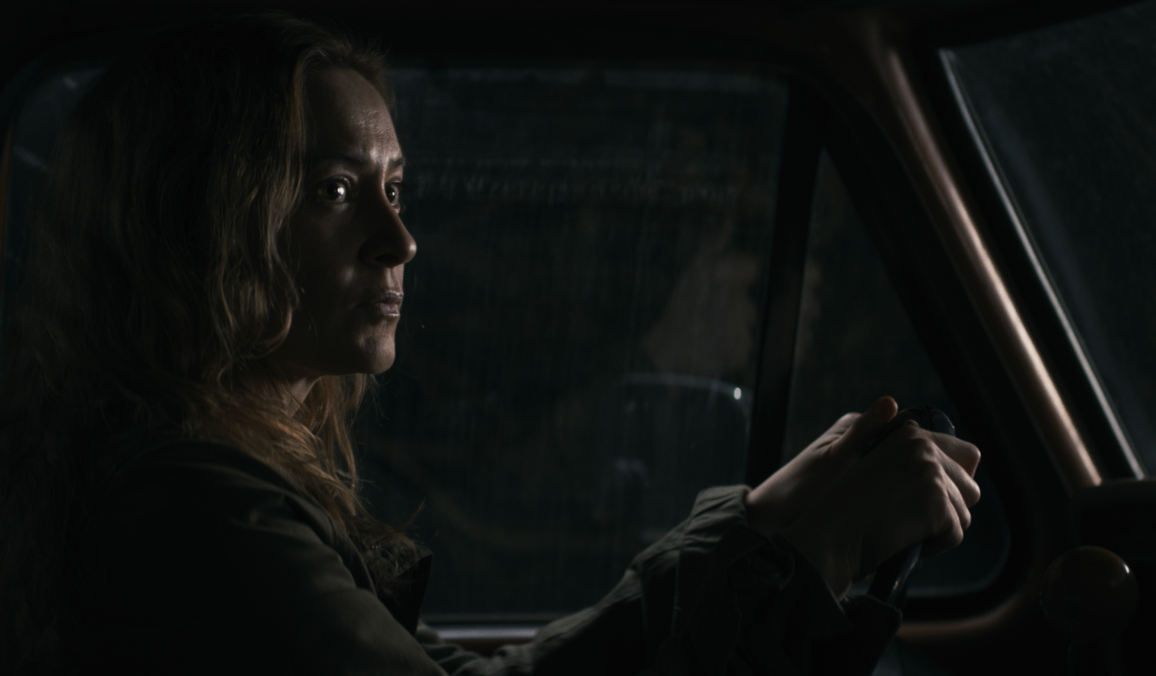 Mia dirigindo um carro em Shelby Oaks
