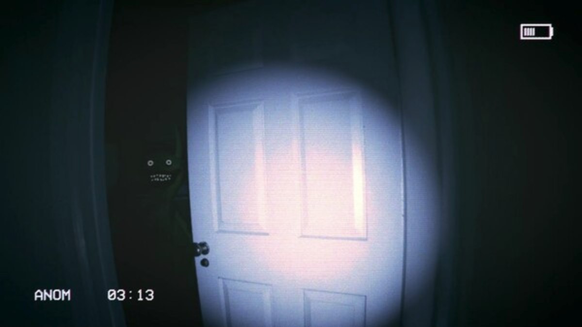 Iluminando a lanterna em uma porta de entrelana com o monstro Carreterras espreitando