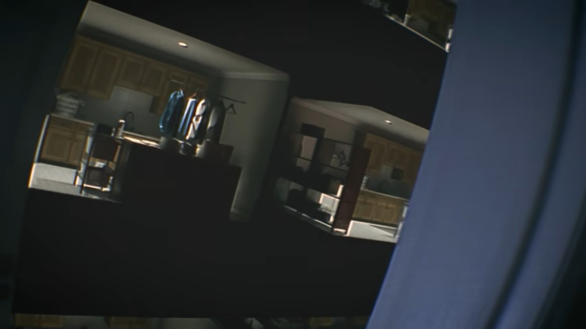 Um tiro de perto espiando a esquina da porta branca e entrando nas linhas infinitas do mesmo interior do apartamento