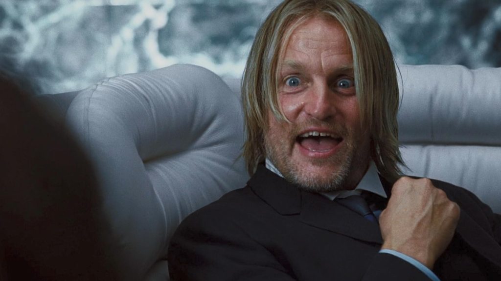 Haymitch sorrindo para pegar fogo