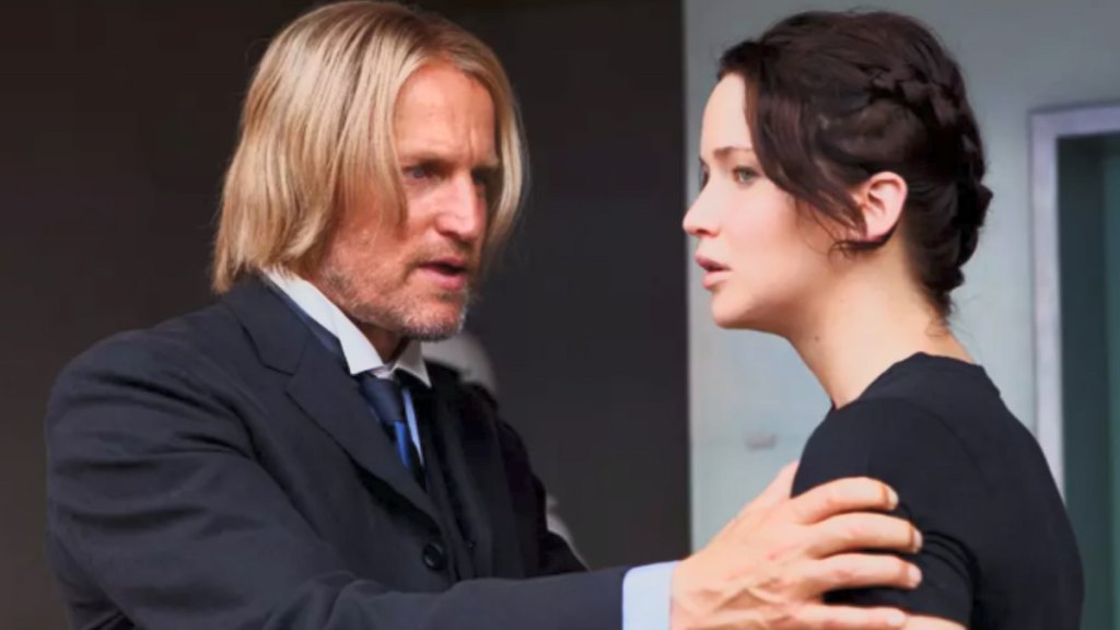 Haymitch conversando com Katniss com a mão no ombro dela nos Jogos Vorazes
