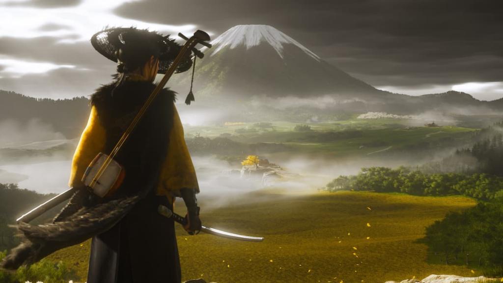 Uma mulher vestindo vestes japonesas e um chapéu de palha e segurando uma katana na mão em fantasmas de Yotei.