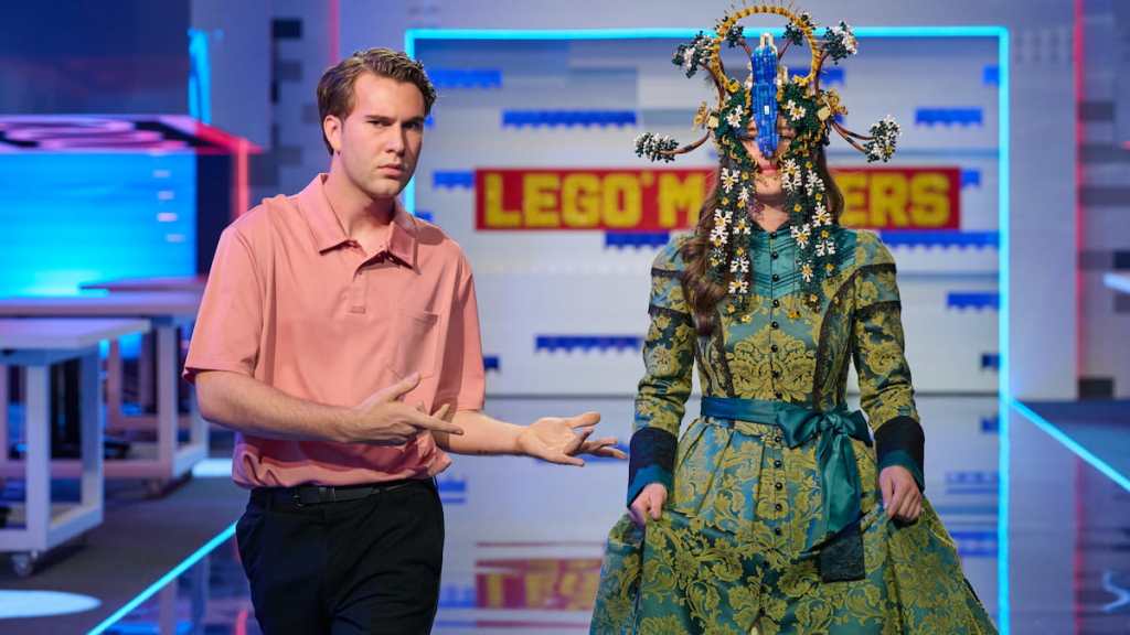 Um competidor usando uma máscara de lego verde e amarela em mestres de lego