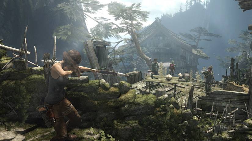 Lara Croft, apontando seu arco e flecha para os inimigos em Tomb Raider (2013).