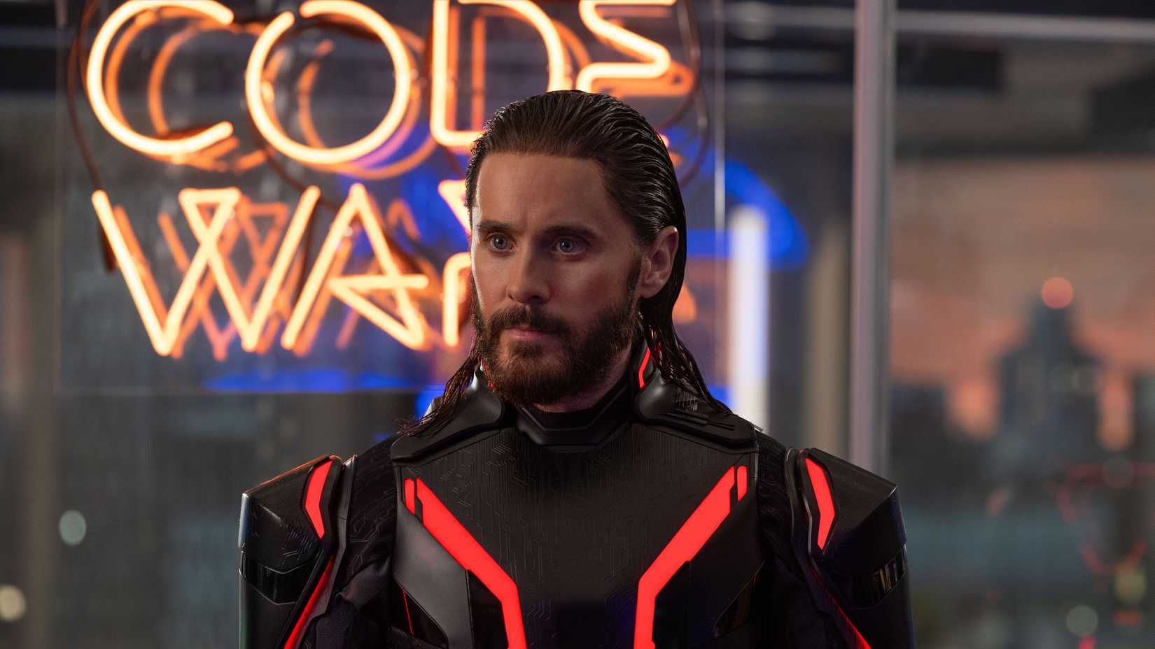 Jared Leto como Ares fica em frente a um sinal de Code Wars em Tron: Ares