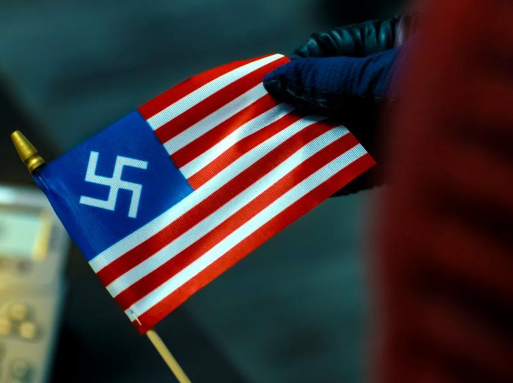Bandeira nazista americana na 2ª temporada do pacificador