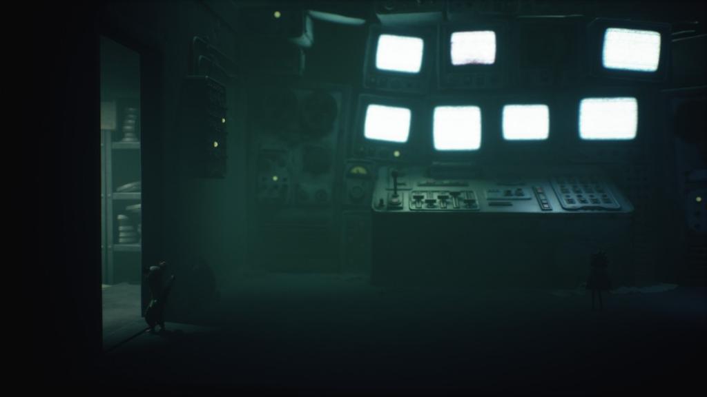 Indo para a sala à esquerda da sala do monitor