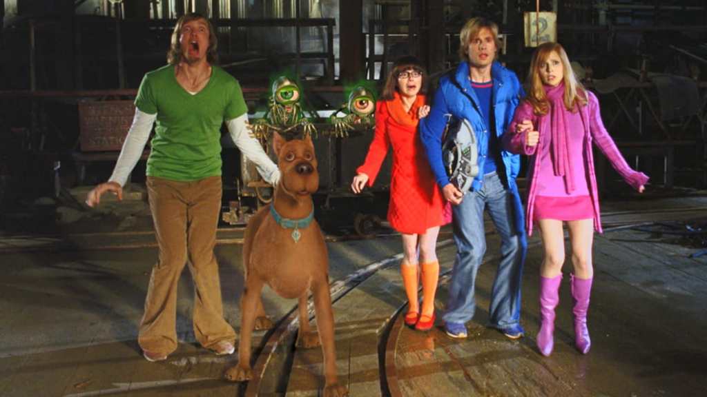 Equipe do Scooby Doo juntos parecendo aterrorizados
