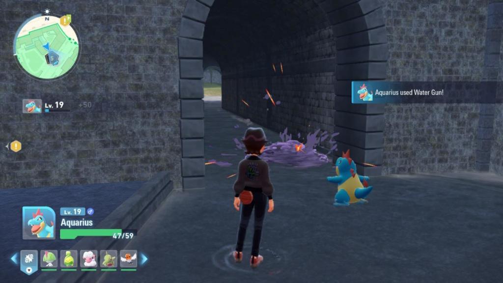 O Pokémon Crocanaw usando um movimento do tipo Água para limpar lama roxa em Pokémon Legends: ZA.