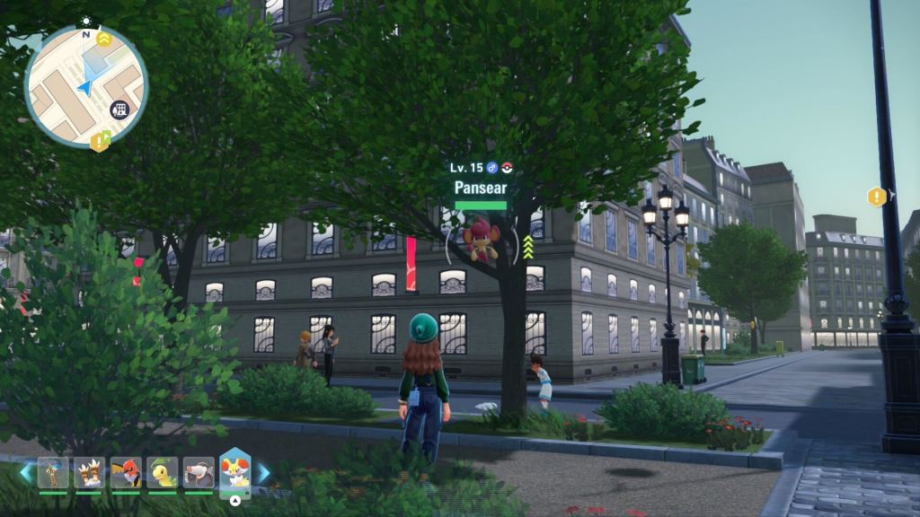 Uma captura de tela de Pokémon Legends ZA mostrando um Pansear, um Macaco de Fogo, em uma árvore. 