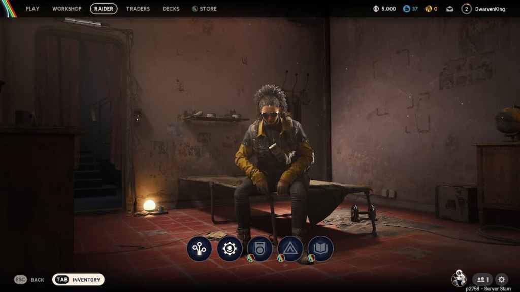 Um personagem sentado em uma cama escassa em um pequeno quarto em ARC Raiders.