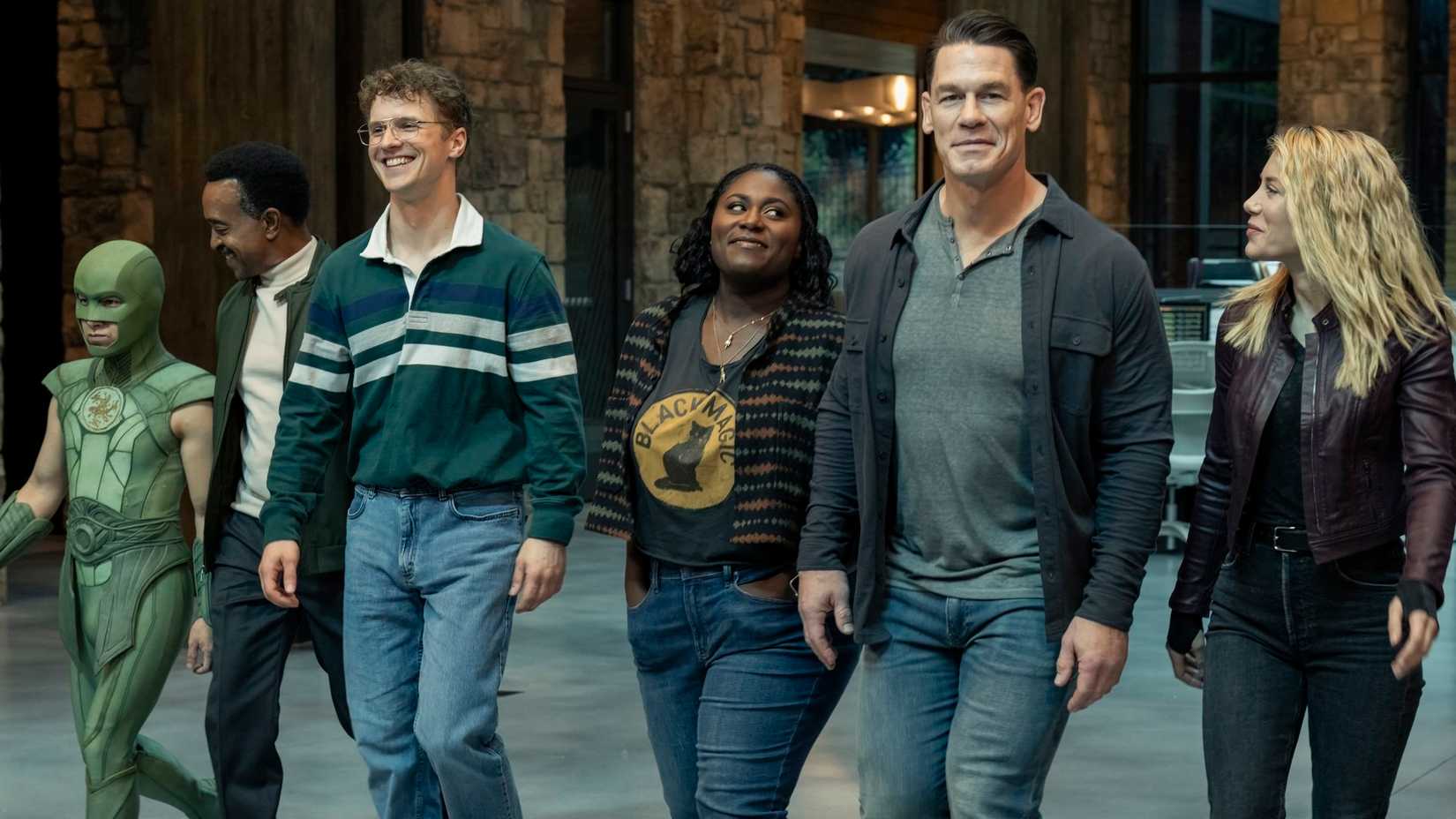 Judomaster (Nhut Le), Langston Fleury (Tim Meadows), Vigilante (Freddie Stroma), Leota Adebayo (Danielle Brooks), Peacemaker (John Cena) e Emilia Harcourt (Jennifer Holland) caminham felizes pela sede do Checkmate em Peacemaker