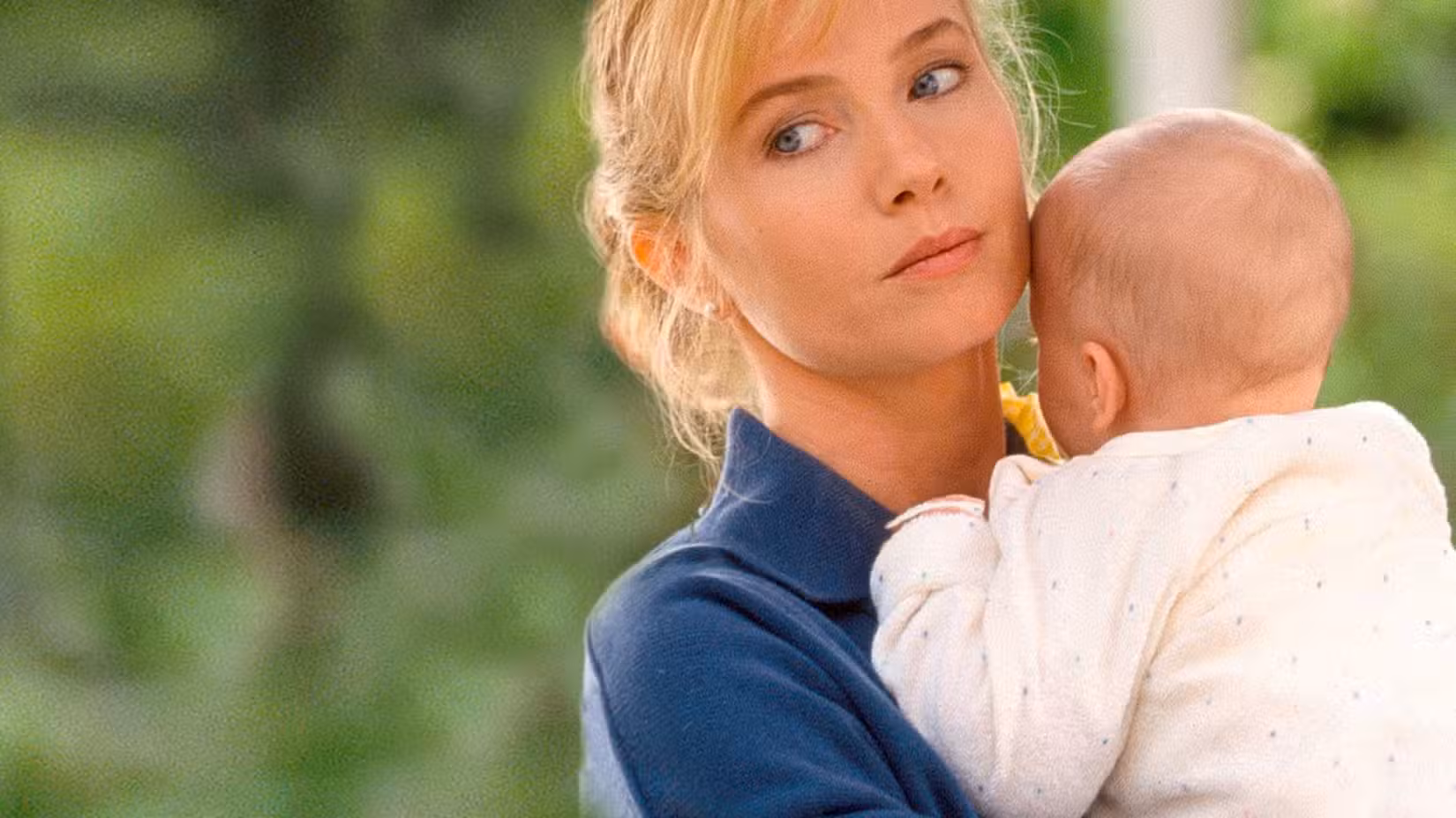 Rebecca De Mornay novamente segura ameaçadoramente o bebê de outra pessoa em uma cena da versão original de 1992 de The Hand That Rocks the Cradle 