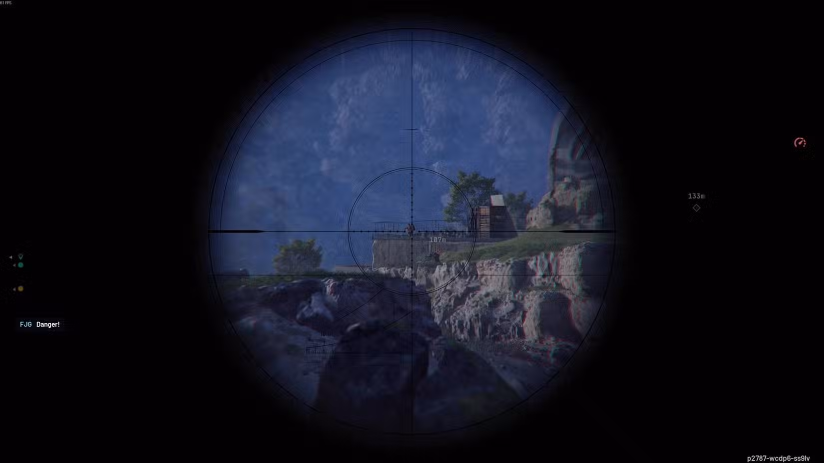 A visão da mira de um rifle de precisão, mirando em dois jogadores inimigos de uma colina.