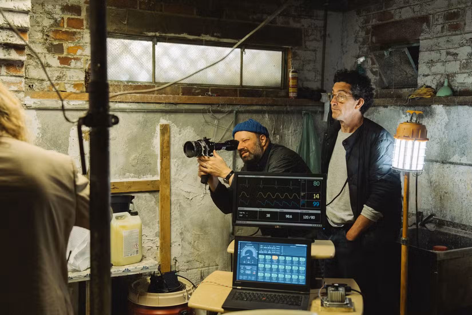 Yorgos segurando uma câmera nos bastidores do set de Bugonia