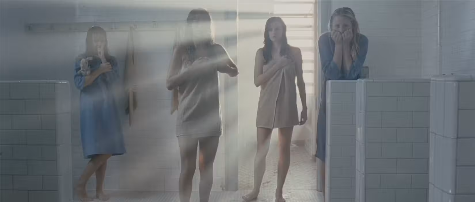 Em outra cena widescreen do filme The Ward, de John Carpenter, quatro pacientes de um hospital psiquiátrico observam a personagem de Amber Heard (fora da tela) ter um colapso nervoso no chuveiro. 