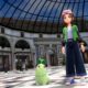 Chikorita olhando para seu treinador em Legends ZA