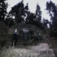 Jogadores em uma floresta ao redor de um bunker assustador em Don