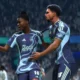 Jogadores comemorando no FC 26