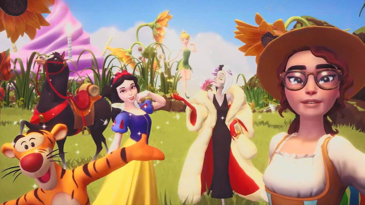 Um jogador tirando uma foto com Cruella, Branca de Neve, Tigrão e Tinker Bell no Disney Dreamlight Valley